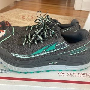EUC Women’s Altra Olympus 2.0 Size 7.5
